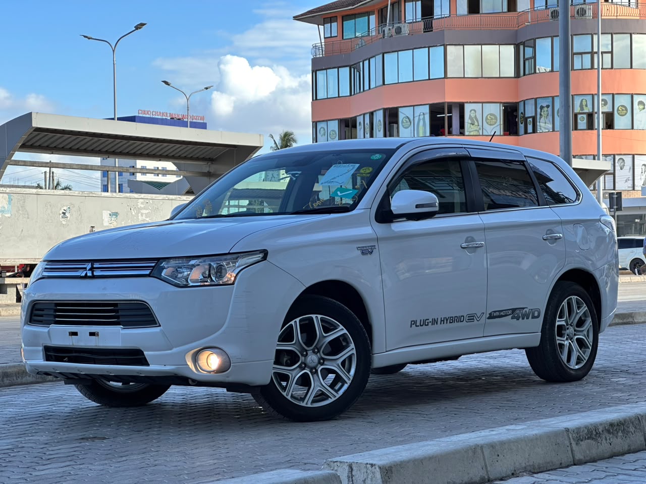 MITSUBISHI OUTLANDER thumbnail 3